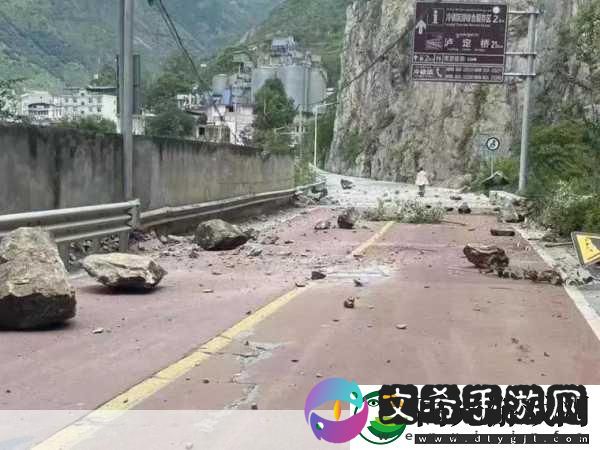 野外车里地震视频怎么播放-1.-野外震撼：车内记录的地震瞬间回顾！